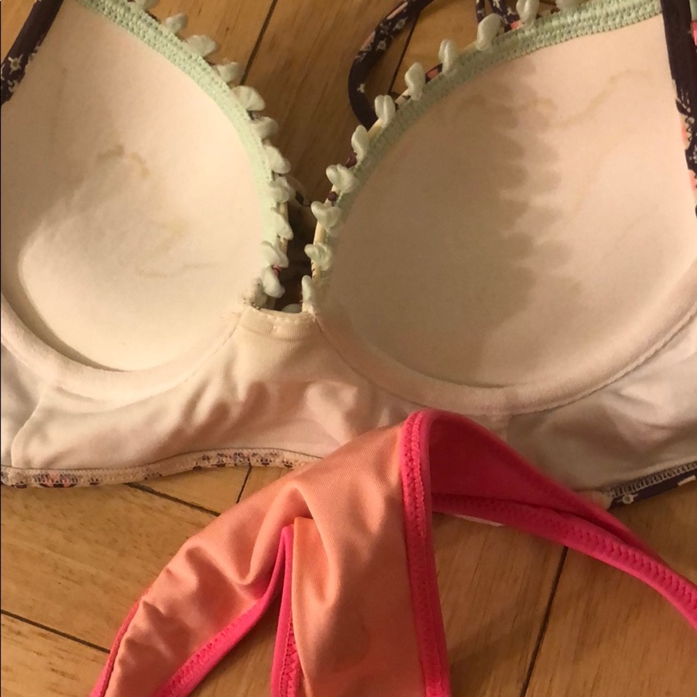 Victoria’s Secret bikini - Picture 6 of 8